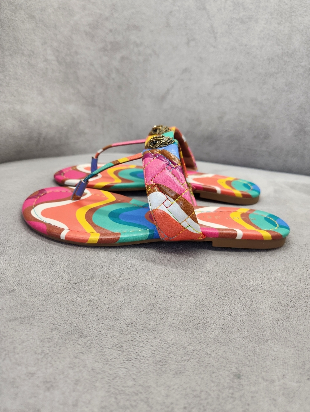 Kurt Geiger Kensington Sandals 6.5 Abstract Orange Tan T-Bar Thong Logo New $180 - Picture 3 of 13